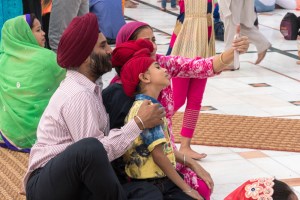 A family takes a selfie at the Sikh temple in Delhi.