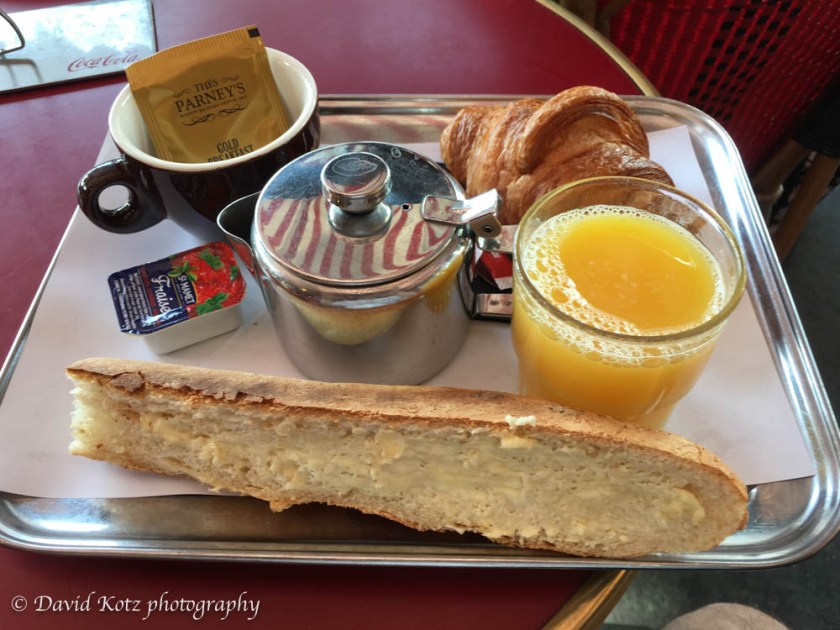 Petit dejeuner au Paris.