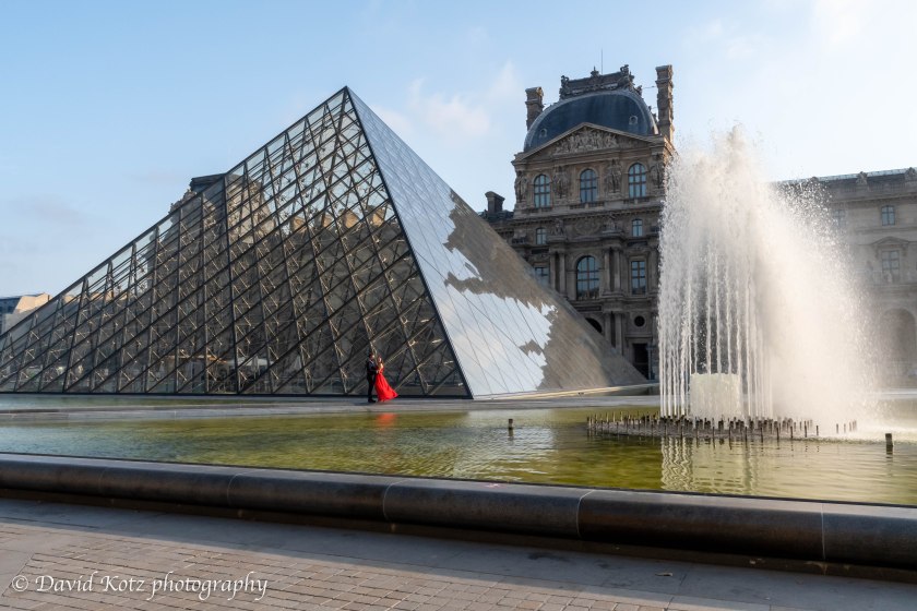 A couple at Le Louvre for an early morning photo shoot.