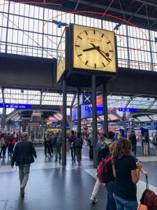 Meet under the big clock at Hautbahnhof.